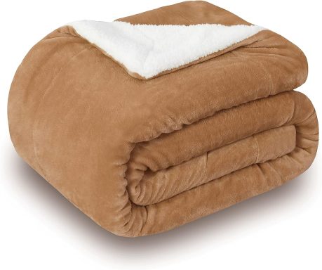 Couverture en microfibre marron avec un revers en fausse fourrure blanche.