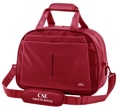 Sac rouge avec poignées et bandoulière, compartiment avant et logo visible.