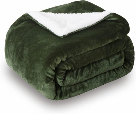 Couverture en velours vert foncé avec doublure blanche douce.