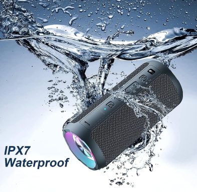 Enceinte étanche IPX7 avec effet lumineux, illustrée sous l'eau.