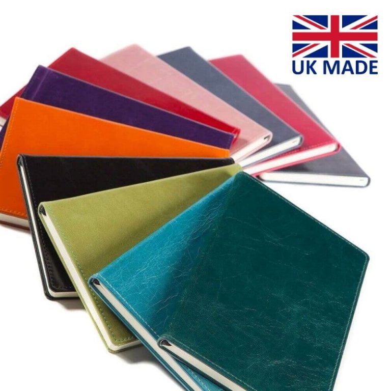 Carnets de différentes couleurs disposés en éventail, étiquetés "UK MADE".