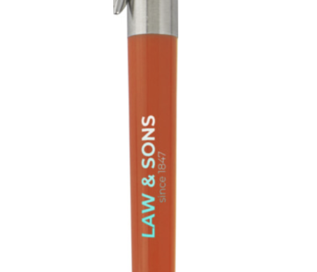 Stylo orange avec inscription "LAW & SONS" en bleu sur le corps.